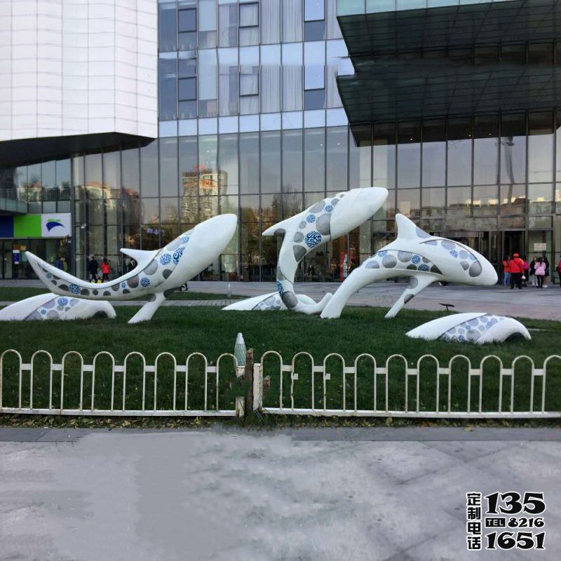 商场门口玻璃钢彩绘鲸鱼景观雕塑