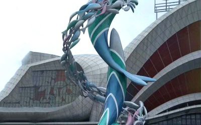 户外广场大型创意不锈钢彩绘跳跃的鲸鱼雕塑