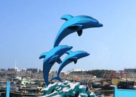 广场大型玻璃钢冲浪飞天海豚景观雕塑