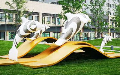 小区草坪玻璃钢冲浪海豚景观雕塑