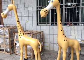 景区游乐园玻璃钢卡通可爱长颈鹿雕塑
