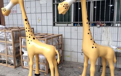 景区游乐园玻璃钢卡通可爱长颈鹿雕塑
