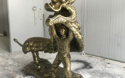 城市街道玻璃钢仿铜舞狮的人物景观