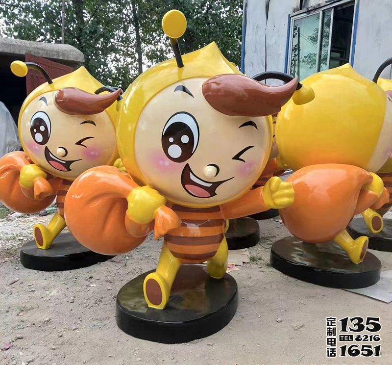 景区公园仿真背包玻璃钢卡通蜜蜂雕塑 景区公园仿真背包玻璃钢卡通蜜蜂雕塑