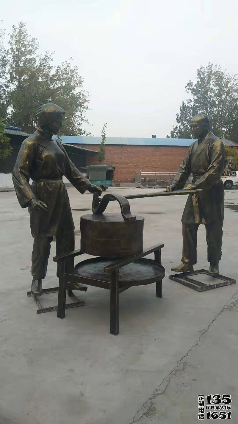 户外景区玻璃钢仿铜民俗磨豆子的人物雕塑 户外景区玻璃钢仿铜民俗磨豆子的人物雕塑