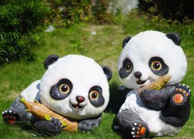 户外花园草坪卡通熊猫玻璃钢雕塑