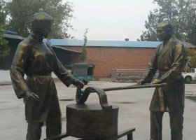 户外景区玻璃钢仿铜民俗磨豆子的人物雕塑