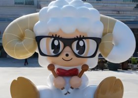 玻璃钢小羊公仔卡通羊雕塑