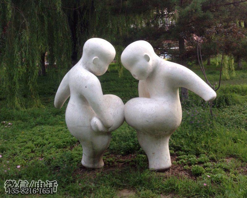 抽象玻璃钢儿童撞拐雕塑