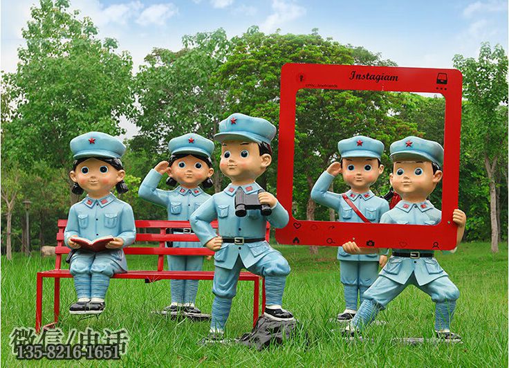 园林拍照打卡玻璃钢卡通八路军战士雕塑 园林拍照打卡玻璃钢卡通八路军战士雕塑